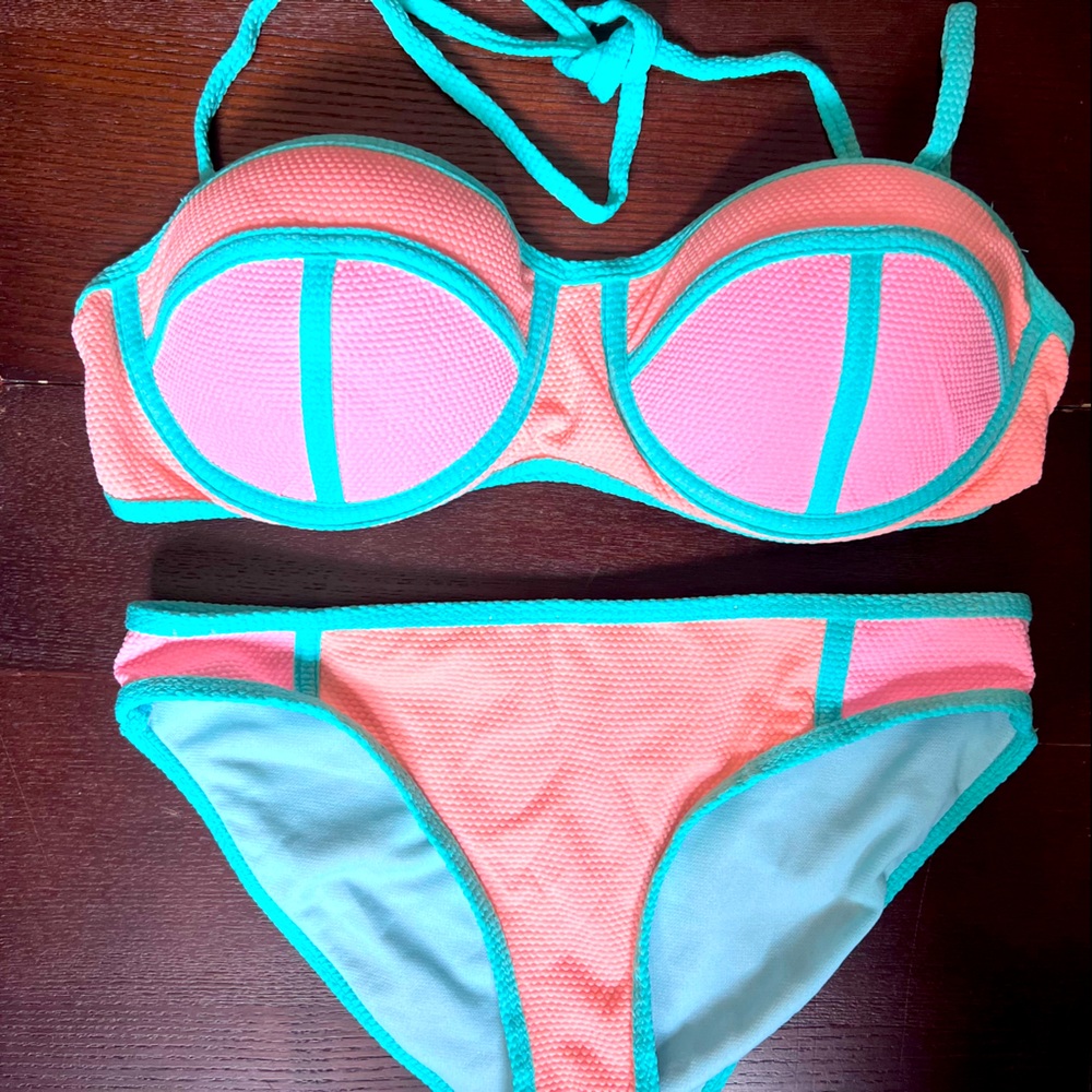 Pastel textured bikini! Top XL, Bottoms S.